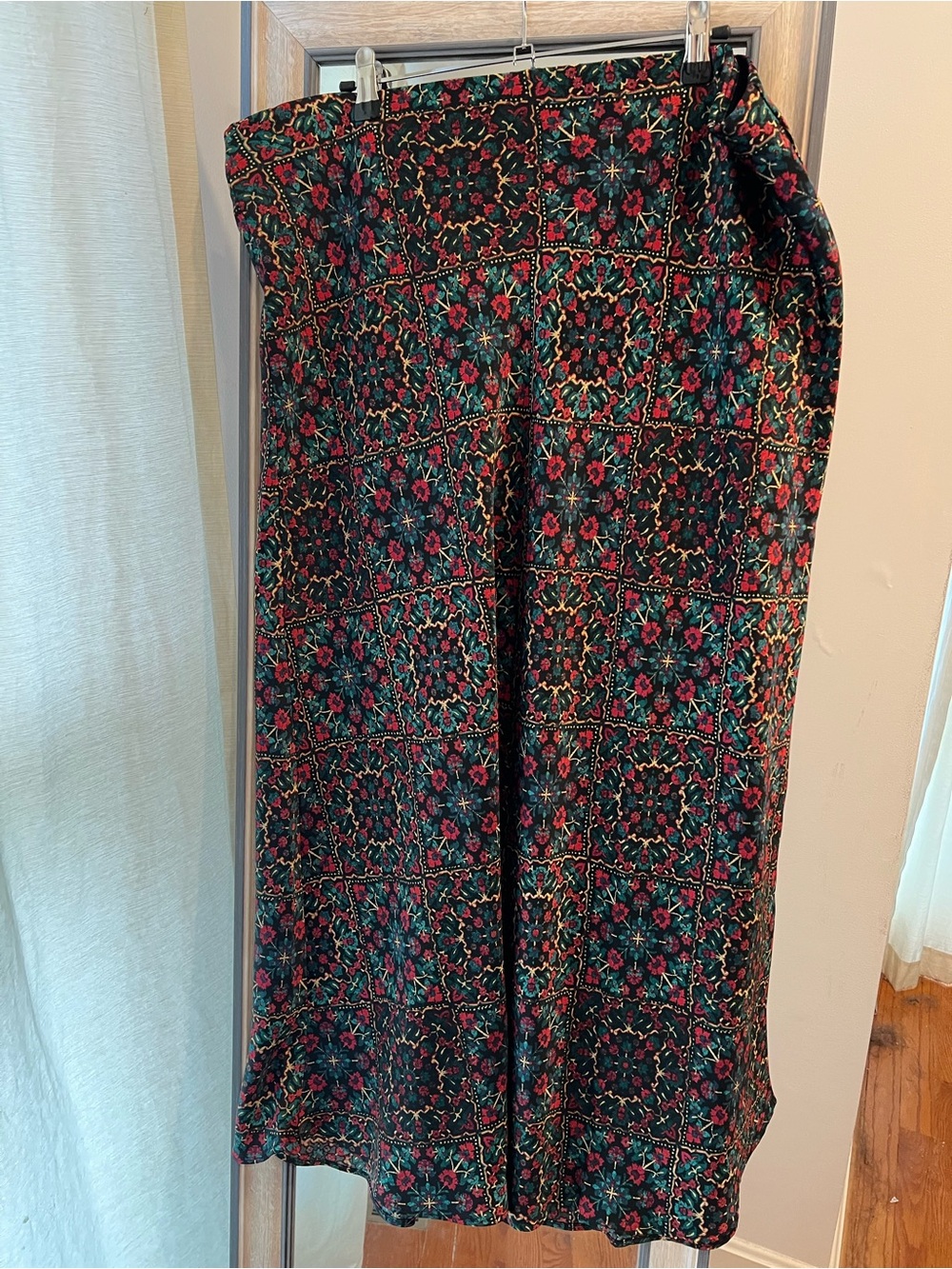 LOFT Floral Tile-Print Midi Skirt in Black, Red, Green XXL